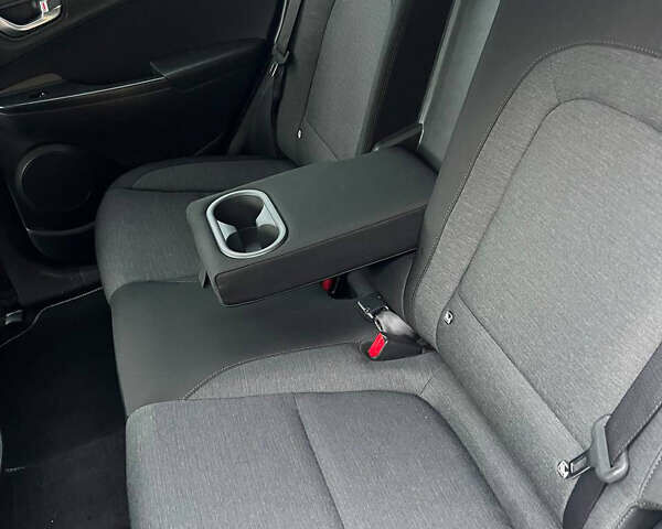 Белый Хендай Kona Electric, объемом двигателя 0 л и пробегом 120 тыс. км за 19550 $, фото 13 на Automoto.ua