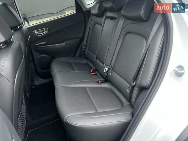 Белый Хендай Kona Electric, объемом двигателя 0 л и пробегом 111 тыс. км за 18570 $, фото 35 на Automoto.ua