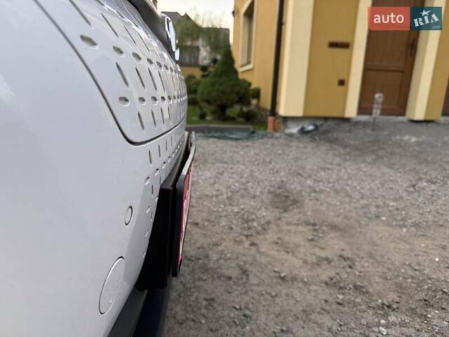 Белый Хендай Kona Electric, объемом двигателя 0 л и пробегом 92 тыс. км за 17950 $, фото 19 на Automoto.ua