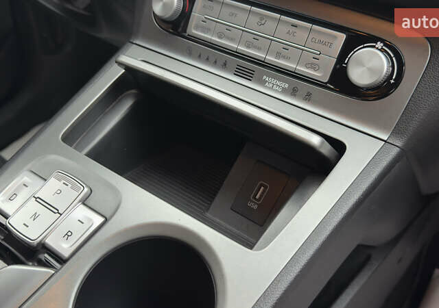 Белый Хендай Kona Electric, объемом двигателя 0 л и пробегом 124 тыс. км за 17494 $, фото 46 на Automoto.ua