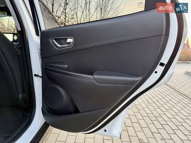 Белый Хендай Kona Electric, объемом двигателя 0 л и пробегом 78 тыс. км за 17250 $, фото 78 на Automoto.ua