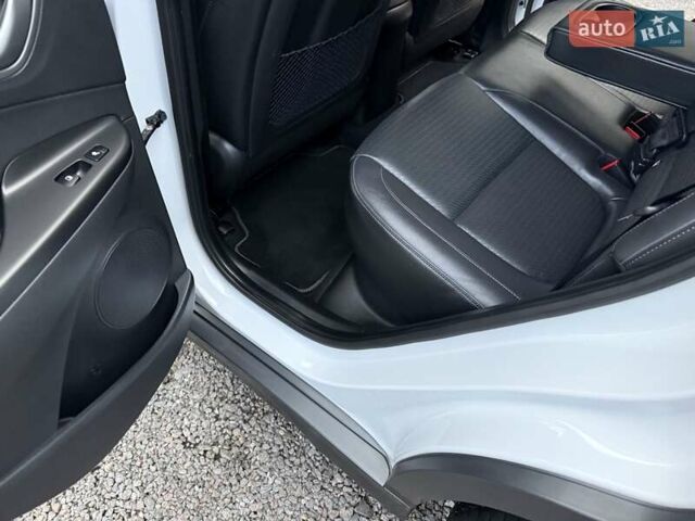 Белый Хендай Kona Electric, объемом двигателя 0 л и пробегом 92 тыс. км за 17950 $, фото 60 на Automoto.ua