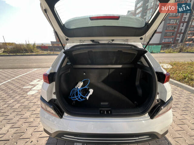 Белый Хендай Kona Electric, объемом двигателя 0 л и пробегом 51 тыс. км за 16999 $, фото 24 на Automoto.ua