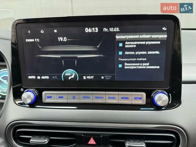 Белый Хендай Kona Electric, объемом двигателя 0 л и пробегом 64 тыс. км за 21499 $, фото 95 на Automoto.ua