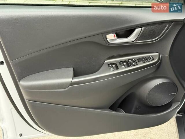 Белый Хендай Kona Electric, объемом двигателя 0 л и пробегом 64 тыс. км за 21499 $, фото 40 на Automoto.ua