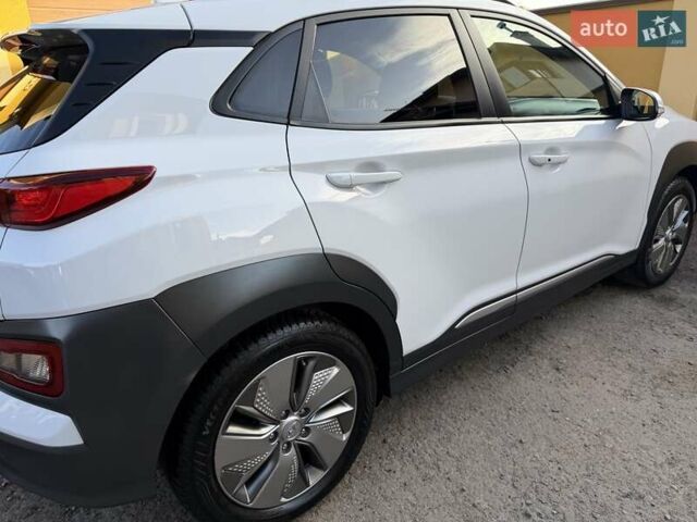 Білий Хендай Kona Electric, об'ємом двигуна 0 л та пробігом 64 тис. км за 16950 $, фото 42 на Automoto.ua