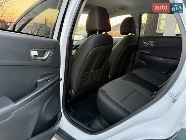 Белый Хендай Kona Electric, объемом двигателя 0 л и пробегом 78 тыс. км за 17250 $, фото 87 на Automoto.ua
