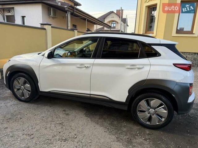 Білий Хендай Kona Electric, об'ємом двигуна 0 л та пробігом 64 тис. км за 16950 $, фото 3 на Automoto.ua