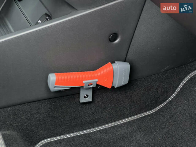 Белый Хендай Kona Electric, объемом двигателя 0 л и пробегом 111 тыс. км за 18570 $, фото 51 на Automoto.ua