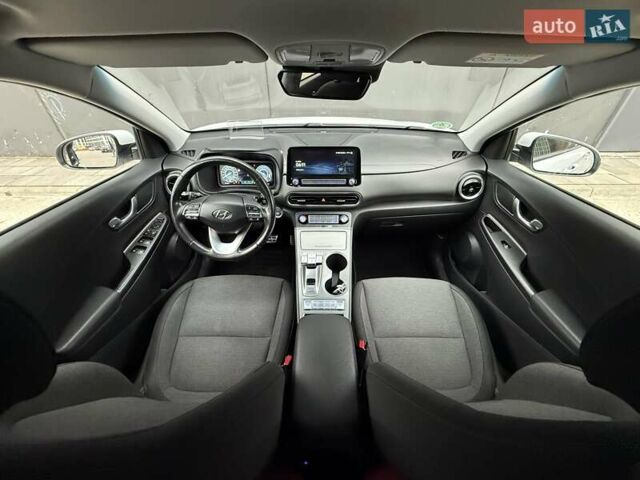 Белый Хендай Kona Electric, объемом двигателя 0 л и пробегом 64 тыс. км за 21499 $, фото 38 на Automoto.ua
