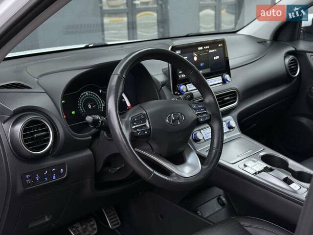 Белый Хендай Kona Electric, объемом двигателя 0 л и пробегом 98 тыс. км за 18999 $, фото 17 на Automoto.ua