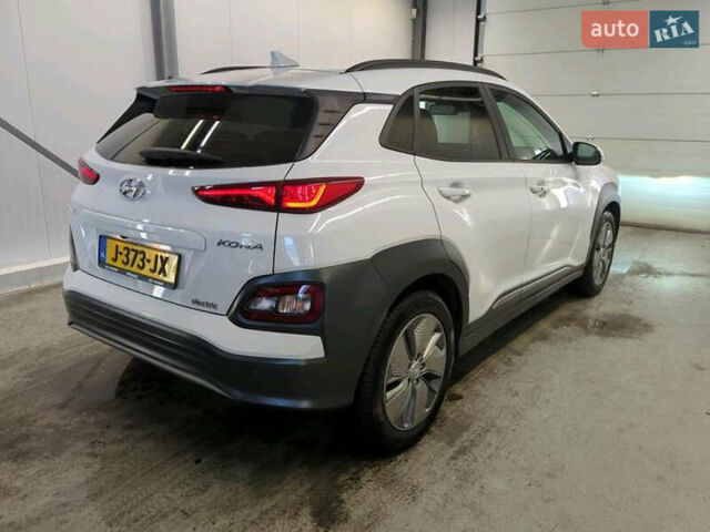 Білий Хендай Kona Electric, об'ємом двигуна 0 л та пробігом 100 тис. км за 19700 $, фото 3 на Automoto.ua