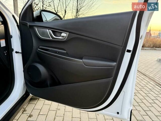 Белый Хендай Kona Electric, объемом двигателя 0 л и пробегом 78 тыс. км за 17250 $, фото 66 на Automoto.ua