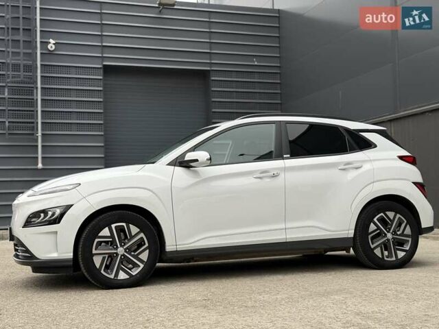 Белый Хендай Kona Electric, объемом двигателя 0 л и пробегом 64 тыс. км за 21499 $, фото 25 на Automoto.ua