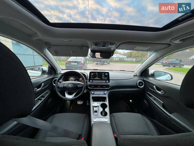 Белый Хендай Kona Electric, объемом двигателя 0 л и пробегом 120 тыс. км за 19850 $, фото 12 на Automoto.ua
