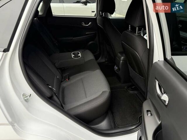 Белый Хендай Kona Electric, объемом двигателя 0 л и пробегом 64 тыс. км за 21499 $, фото 70 на Automoto.ua