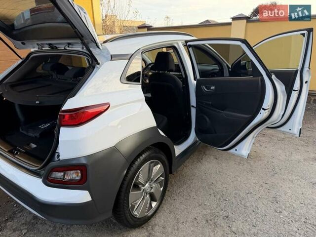 Білий Хендай Kona Electric, об'ємом двигуна 0 л та пробігом 64 тис. км за 16950 $, фото 69 на Automoto.ua
