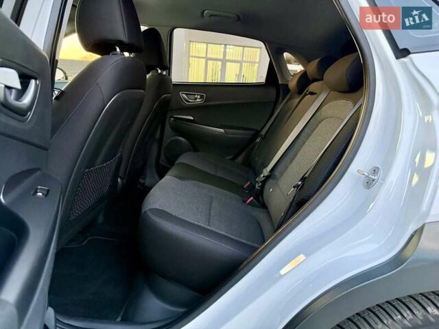 Белый Хендай Kona Electric, объемом двигателя 0 л и пробегом 78 тыс. км за 17250 $, фото 88 на Automoto.ua