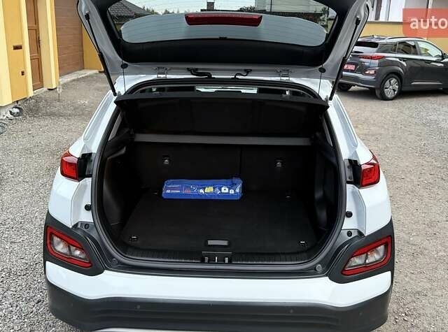 Белый Хендай Kona Electric, объемом двигателя 0 л и пробегом 92 тыс. км за 17950 $, фото 101 на Automoto.ua