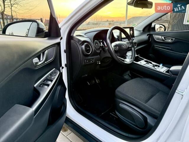 Белый Хендай Kona Electric, объемом двигателя 0 л и пробегом 78 тыс. км за 17250 $, фото 41 на Automoto.ua