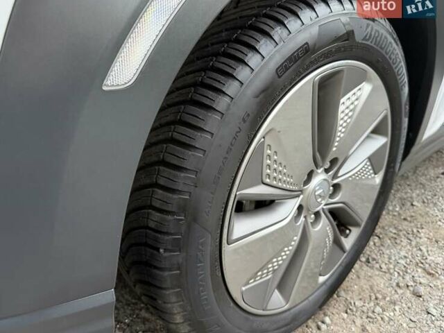Белый Хендай Kona Electric, объемом двигателя 0 л и пробегом 92 тыс. км за 17950 $, фото 14 на Automoto.ua