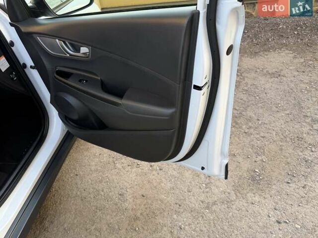 Білий Хендай Kona Electric, об'ємом двигуна 0 л та пробігом 64 тис. км за 16950 $, фото 74 на Automoto.ua