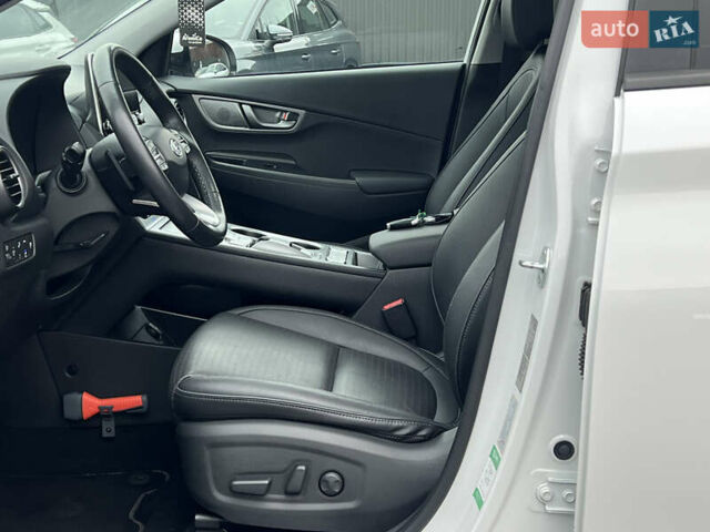 Белый Хендай Kona Electric, объемом двигателя 0 л и пробегом 111 тыс. км за 18570 $, фото 29 на Automoto.ua