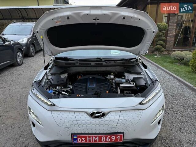 Белый Хендай Kona Electric, объемом двигателя 0 л и пробегом 92 тыс. км за 17950 $, фото 42 на Automoto.ua