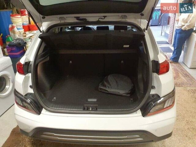 Белый Хендай Kona Electric, объемом двигателя 0 л и пробегом 64 тыс. км за 21499 $, фото 109 на Automoto.ua