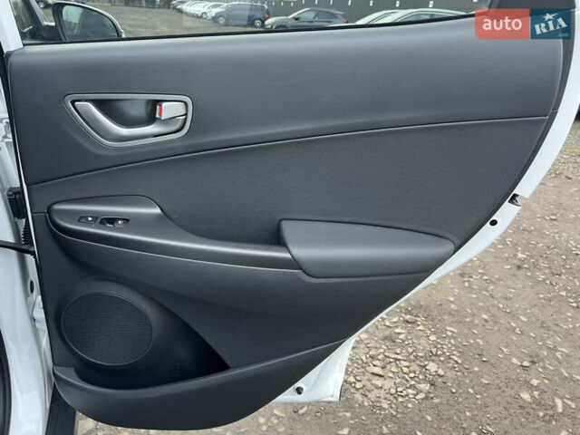 Белый Хендай Kona Electric, объемом двигателя 0 л и пробегом 111 тыс. км за 18570 $, фото 48 на Automoto.ua