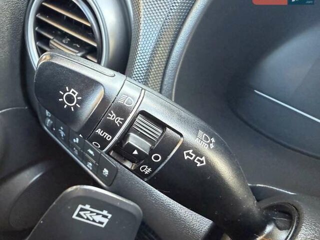 Білий Хендай Kona Electric, об'ємом двигуна 0 л та пробігом 64 тис. км за 16950 $, фото 87 на Automoto.ua