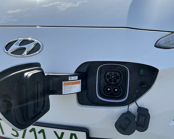 Белый Хендай Kona Electric, объемом двигателя 0 л и пробегом 43 тыс. км за 24500 $, фото 8 на Automoto.ua