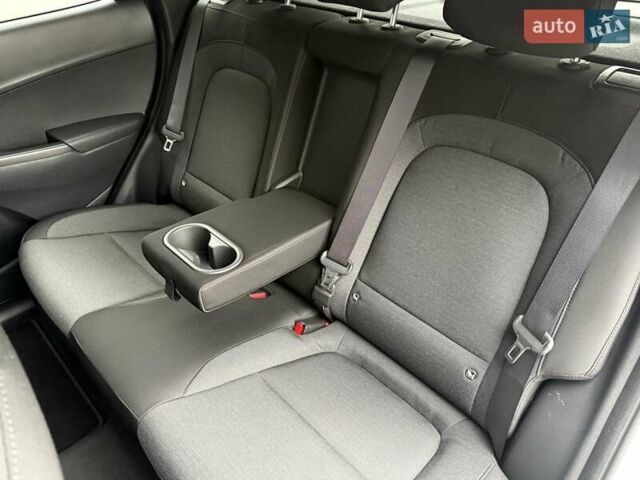 Белый Хендай Kona Electric, объемом двигателя 0 л и пробегом 64 тыс. км за 21499 $, фото 66 на Automoto.ua