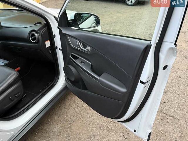 Белый Хендай Kona Electric, объемом двигателя 0 л и пробегом 92 тыс. км за 17950 $, фото 67 на Automoto.ua