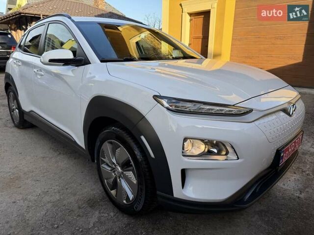 Білий Хендай Kona Electric, об'ємом двигуна 0 л та пробігом 64 тис. км за 16950 $, фото 11 на Automoto.ua