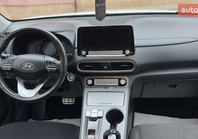 Белый Хендай Kona Electric, объемом двигателя 0 л и пробегом 124 тыс. км за 17494 $, фото 55 на Automoto.ua