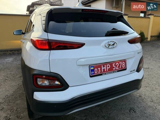 Білий Хендай Kona Electric, об'ємом двигуна 0 л та пробігом 64 тис. км за 16950 $, фото 6 на Automoto.ua