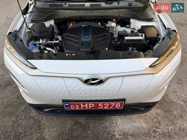 Білий Хендай Kona Electric, об'ємом двигуна 0 л та пробігом 64 тис. км за 16950 $, фото 55 на Automoto.ua