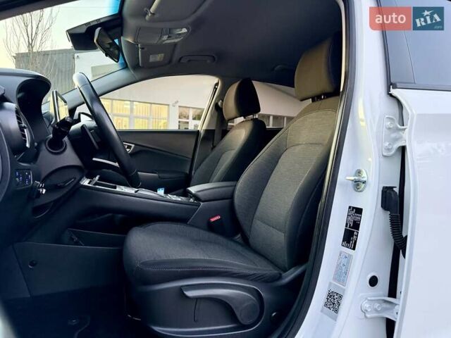 Белый Хендай Kona Electric, объемом двигателя 0 л и пробегом 78 тыс. км за 17250 $, фото 43 на Automoto.ua