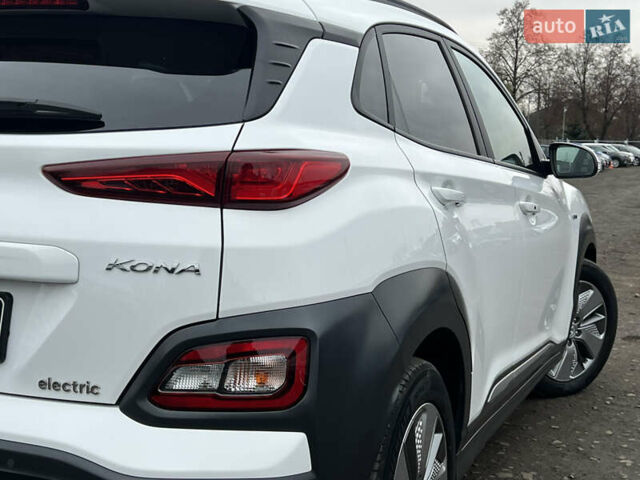 Белый Хендай Kona Electric, объемом двигателя 0 л и пробегом 111 тыс. км за 18570 $, фото 12 на Automoto.ua