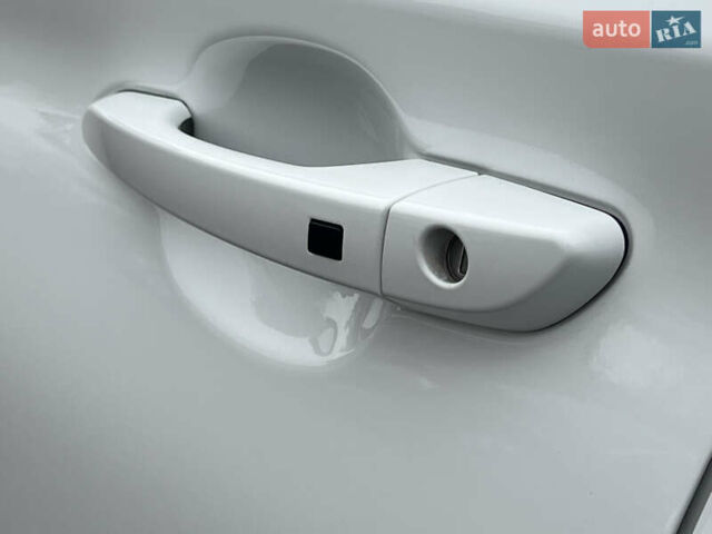 Белый Хендай Kona Electric, объемом двигателя 0 л и пробегом 111 тыс. км за 18570 $, фото 18 на Automoto.ua