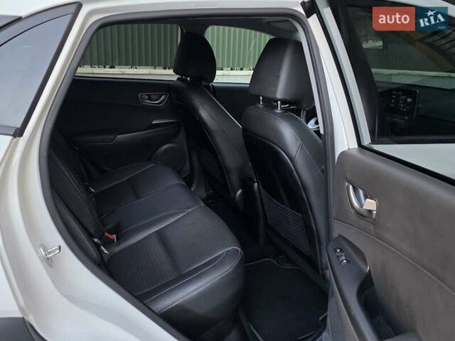 Білий Хендай Kona Electric, об'ємом двигуна 0 л та пробігом 113 тис. км за 18199 $, фото 34 на Automoto.ua