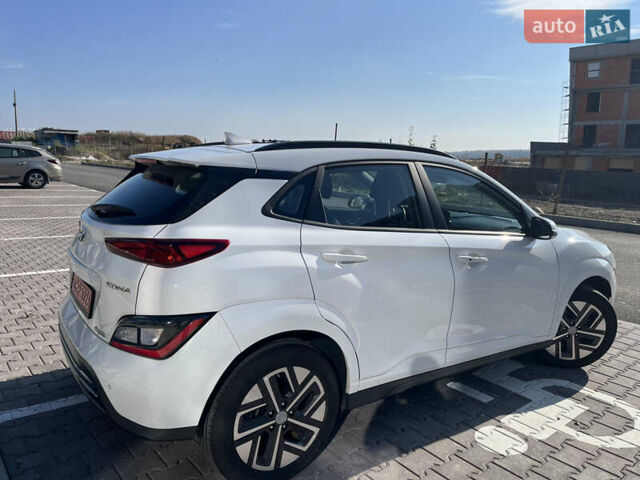 Белый Хендай Kona Electric, объемом двигателя 0 л и пробегом 51 тыс. км за 16999 $, фото 5 на Automoto.ua