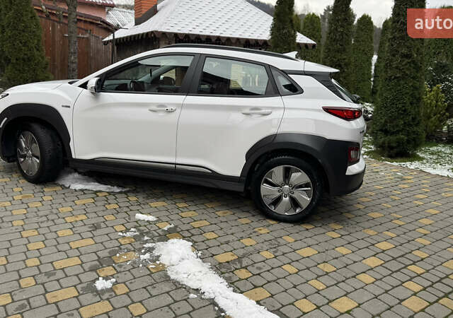 Белый Хендай Kona Electric, объемом двигателя 0 л и пробегом 124 тыс. км за 17494 $, фото 72 на Automoto.ua