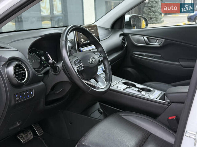 Белый Хендай Kona Electric, объемом двигателя 0 л и пробегом 98 тыс. км за 18999 $, фото 16 на Automoto.ua