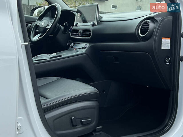 Білий Хендай Kona Electric, об'ємом двигуна 0 л та пробігом 70 тис. км за 19828 $, фото 46 на Automoto.ua