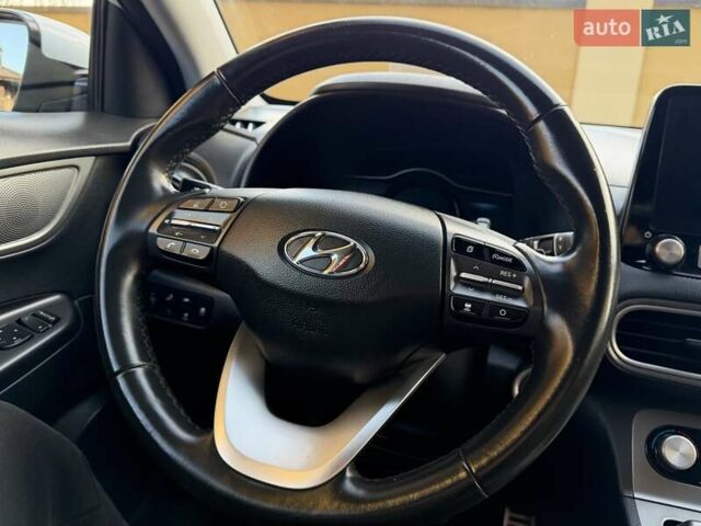 Білий Хендай Kona Electric, об'ємом двигуна 0 л та пробігом 64 тис. км за 16950 $, фото 86 на Automoto.ua