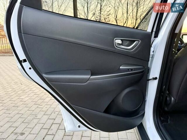 Белый Хендай Kona Electric, объемом двигателя 0 л и пробегом 78 тыс. км за 17250 $, фото 85 на Automoto.ua