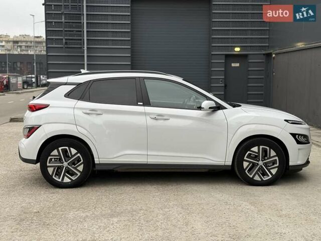 Белый Хендай Kona Electric, объемом двигателя 0 л и пробегом 64 тыс. км за 21499 $, фото 12 на Automoto.ua