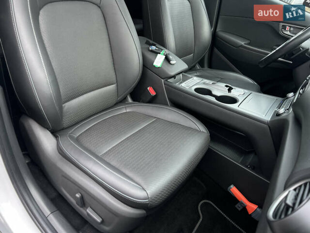 Белый Хендай Kona Electric, объемом двигателя 0 л и пробегом 111 тыс. км за 18570 $, фото 52 на Automoto.ua